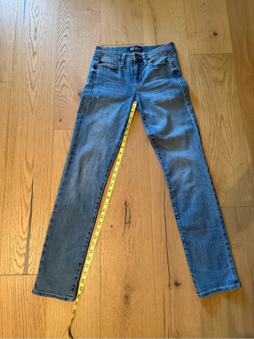 GAP Women’s CLASSIC STRAIGHT Jeans in Faded Blue Denim